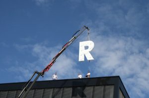 Neoprop Beschriftung Montage der Leuchtschrift bei R&M Wetzikon